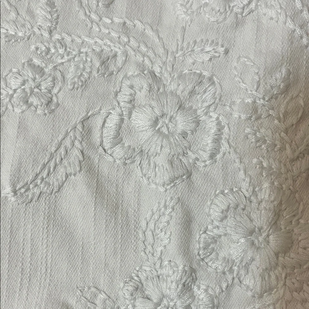 Alfred Dunner Blue Bayou White Capris with Embroidered Detail Elastic Waist 14P - Picture 14 of 14